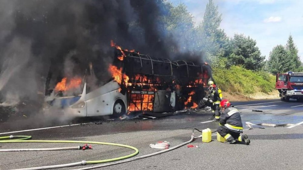 Un autocar cu 60 de persoane, români şi moldoveni, a luat foc pe autostrada de centură a Vienei - download-1690905314.jpg