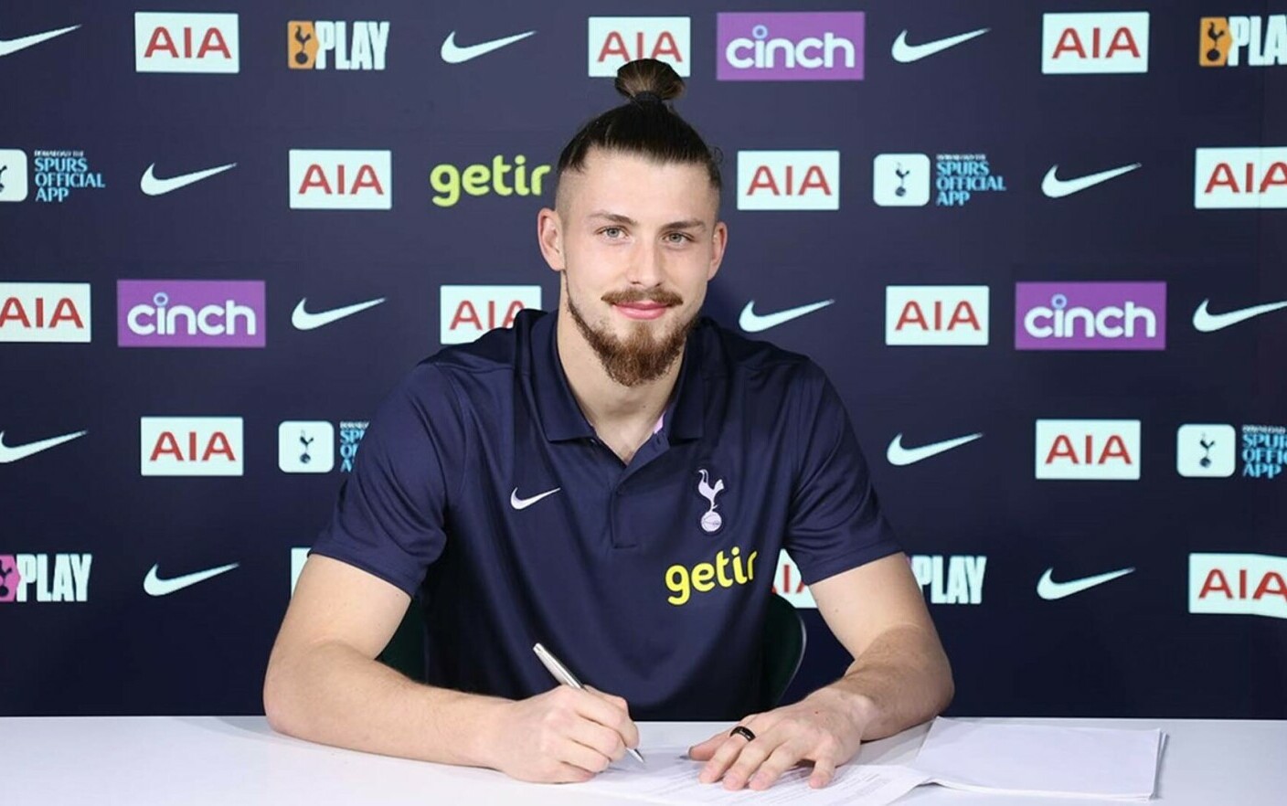 Radu Drăguşin a semnat un contract valabil până în 2030 cu Tottenham Hotspur - dragusin-a-semnat-1705069678.jpg