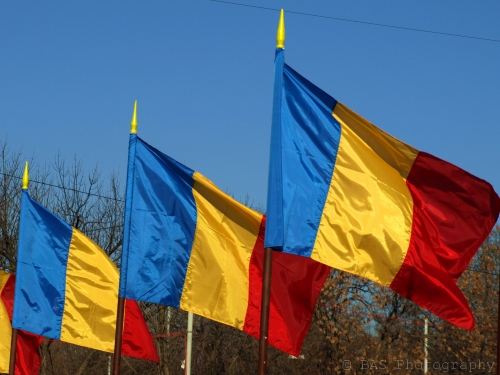 Mai mult de jumătate din români muncesc de 1 Decembrie - drapelulromaniei-1322130333.jpg