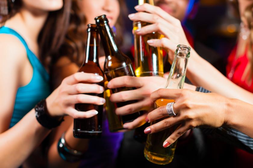 Atenție, alcoolul cauzează cel puțin șapte tipuri de cancer! - drinkingalcohol-1474198867.jpg