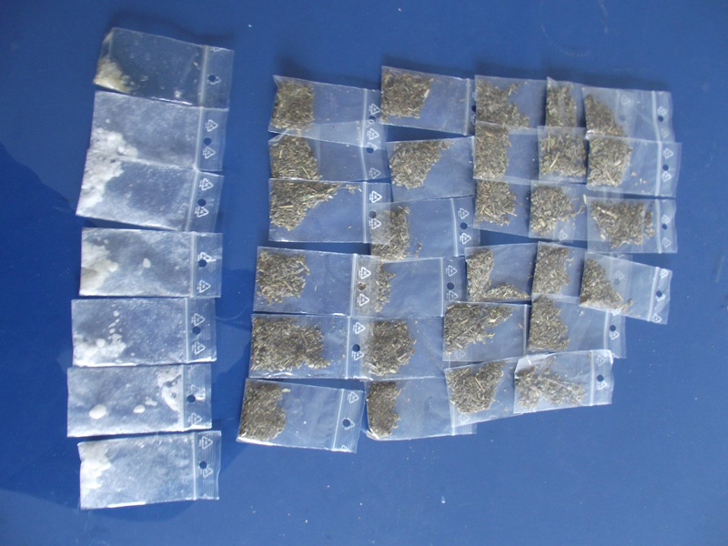 Droguri și țigări de contrabandă, descoperite la Gară  și în Piața Abator - droguri-1462813881.jpg
