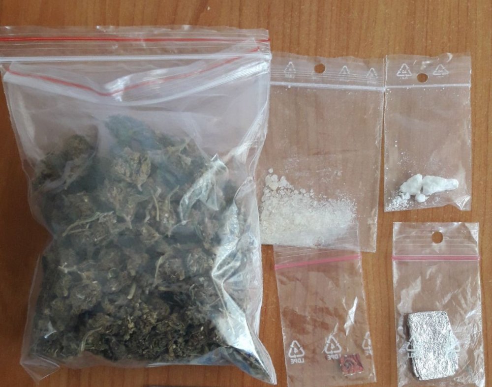 Tineri prinși cu zeci de grame de droguri, în stațiunile Mamaia și Vama Veche - droguri-1525171250.jpg