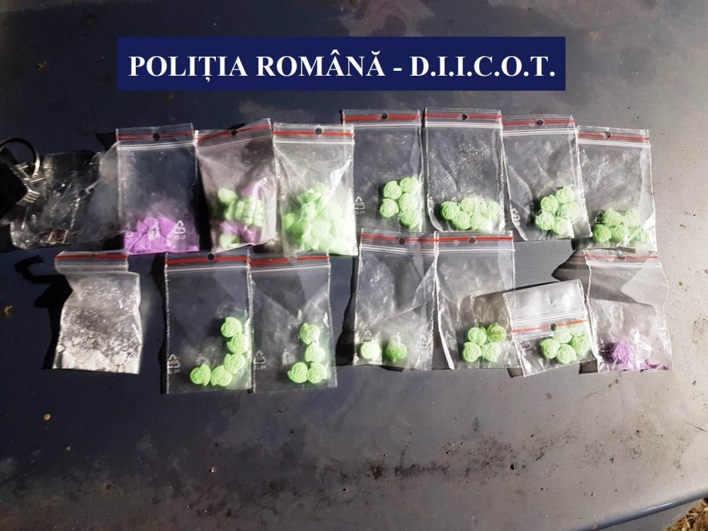 Bărbați prinși de polițiști cu droguri, în incinta unui club din stațiunea Mamaia - droguri-1566475759.jpg