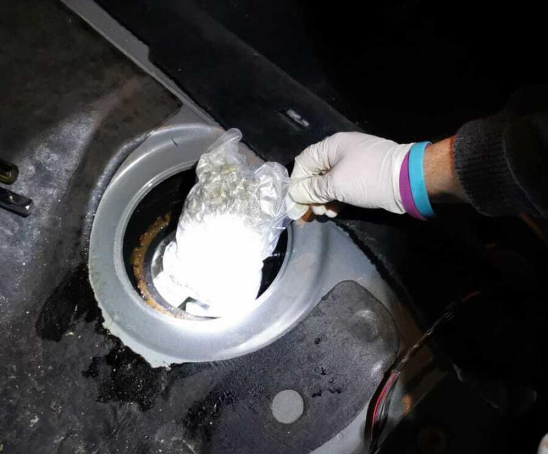 400 de grame de cocaină, ascunse în rezervorul unei mașini venite din Germania - droguri2-1597668239.jpg