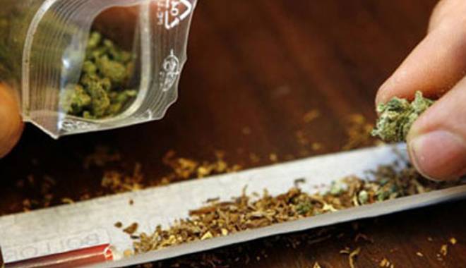Tineri prinși cu marijuana, în zona Casei de Cultură din Constanța - drogurimanafu1445536925-1488794474.jpg