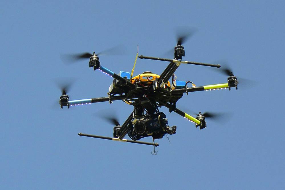 CAPTURĂ IMPRESIONANTĂ. O dronă cu droguri, surprinsă deasupra penitenciarului - drona-1488204533.jpg