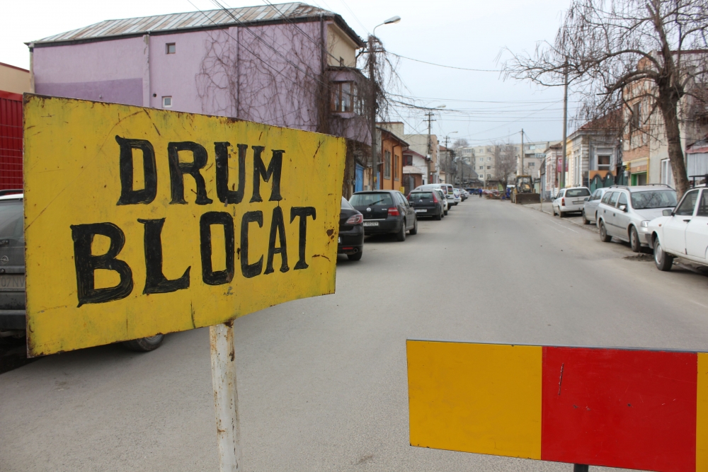 Atenție, șoferi! Strada Constantin Brătescu este închisă circulației - drumblocat-1361173873.jpg