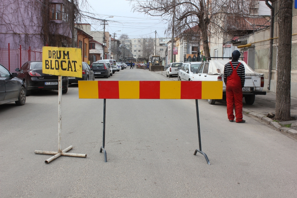 Atenție, șoferi! Strada Constantin Brătescu este blocată - drumblocatbratescu-1360757790.jpg