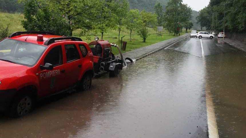 Valea Oltului, blocată din cauza apelor scurse de pe versanți - druminundat-1531214110.jpg