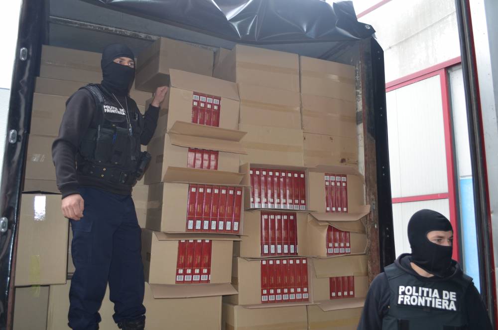 Captură imensă! Sute de mii de țigarete confiscate de polițiști - dsc0036-1443087218.jpg