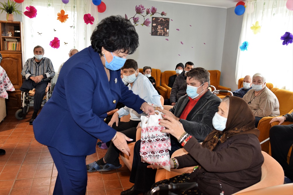 Femeile din PSD Constanţa au oferit pachete cu alimente şi îmbrăcăminte bătrânilor din cămine - dsc0044-1639905852.jpg