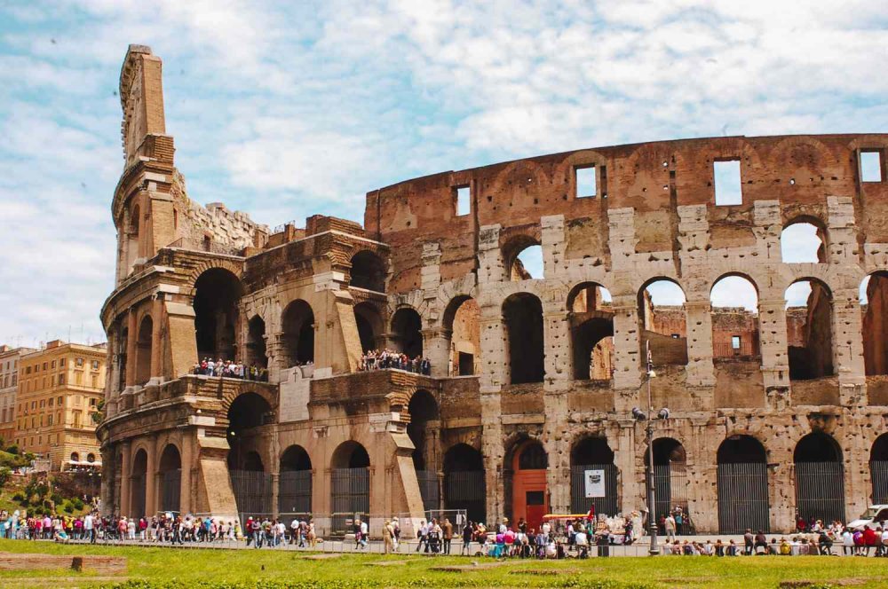 Cine este bărbatul care și-a scrijelit numele pe Colosseum-ul din Roma. Riscă o pedeapsă pe măsură - dsc01205c76c26946e0fb0001a5ef87-1688306284.jpg