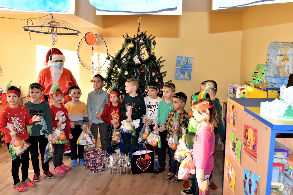 Moș Crăciun le-a împărţit o mulţime de daruri copiilor din Cumpăna - dsc0418-1640252774.jpg
