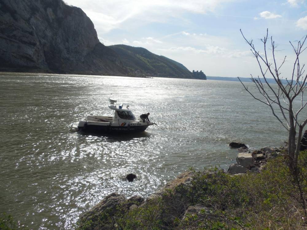 Tragedie pe Dunăre. Trei bărbați s-au răsturnat cu barca, doi sunt dați dispăruți - dscn0868-1479715642.jpg