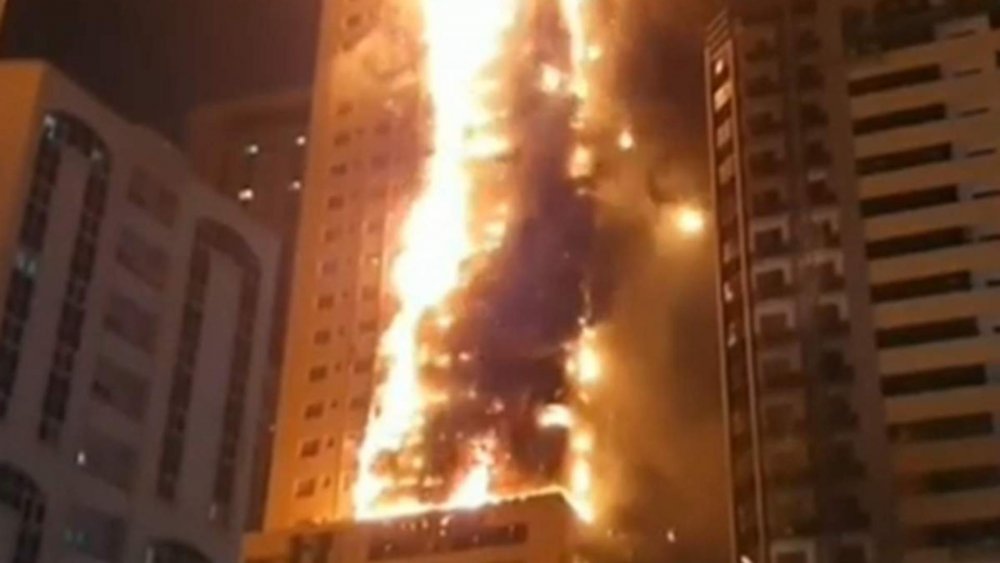 Incendiu de proporții în Dubai. Un zgârie-nori a fost cuprins de flăcările - dubai-1667830076.jpg