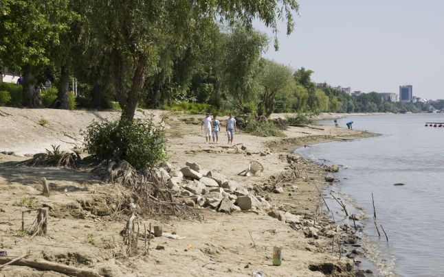 Nivelul Dunării, foarte scăzut din cauza secetei - dunare-1438188066.jpg