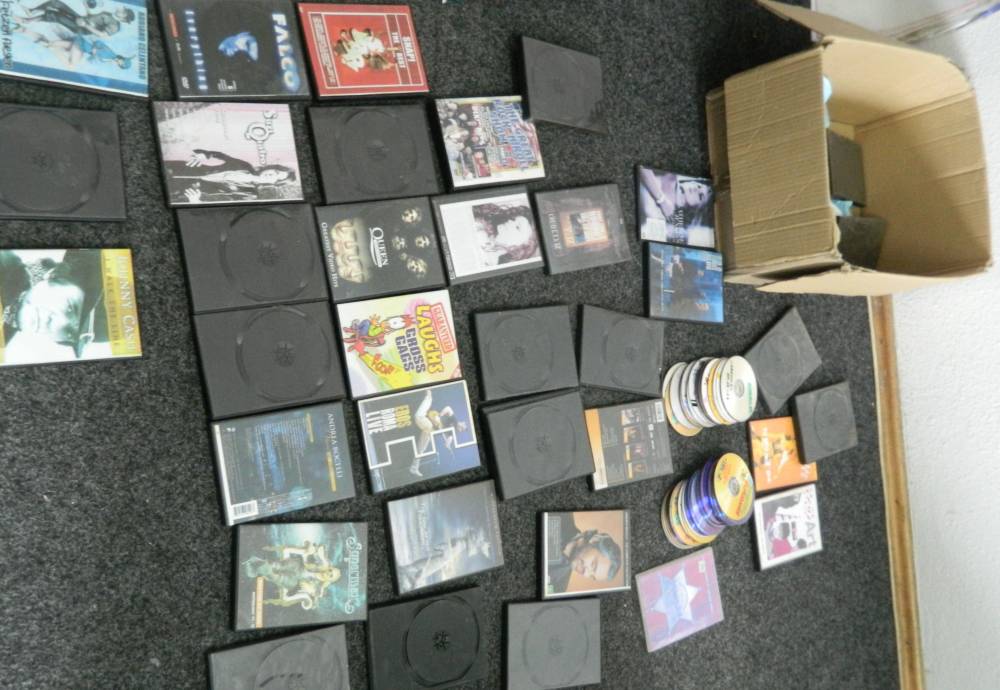 Trei bărbați care vindeau dvd-uri piratate au rămas fără marfă - dvd-1476091900.jpg
