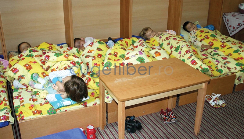 Copiii se joacă printre cuie ruginite și dorm câte doi în pat - e1bd3c7b2884187cdb13faabfa282fcb.jpg