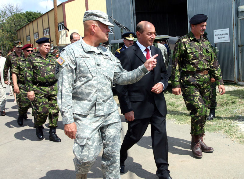 Președintele Băsescu a vizitat tehnica militară americană din baza de la Kogălniceanu - e51c23226c8e20febd0c656a33711356.jpg