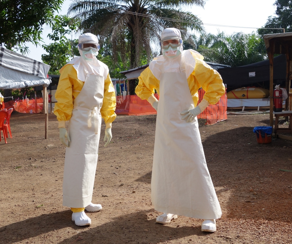 Care este starea supraviețuitorilor Ebola - ebolasuit-1413889343.jpg