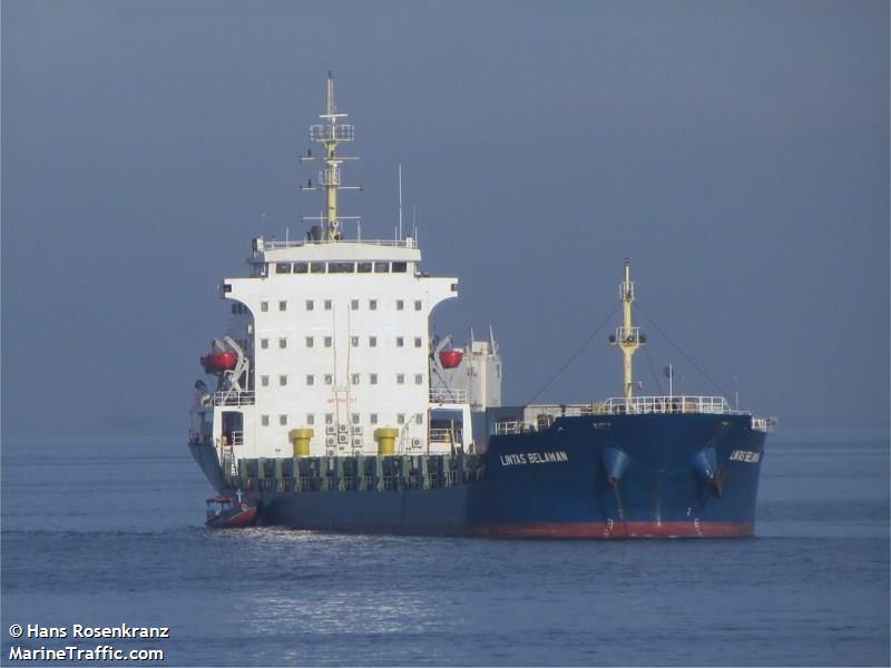 Echipajul unei nave în flăcări a fost salvat - echipajuluneinave-1455800229.jpg