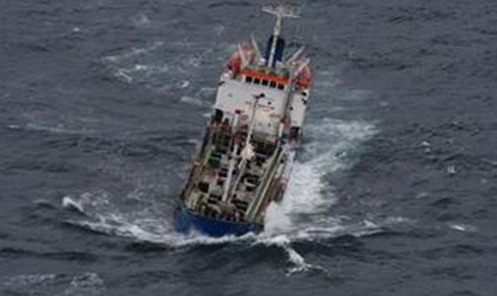 Echipajul unei nave răsturnate a fost salvat de o fregată franceză - echipajuluneinaverasturnateafost-1543149473.jpg