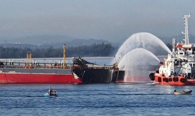 Echipajul unui petrolier a fost aruncat peste bord de o explozie devastatoare - echipajulunuipetrolierafostarunc-1599636584.jpg