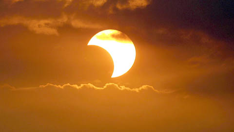 Cum ne afectează eclipsa de soare care va avea loc azi - eclipsa-1442051084.jpg