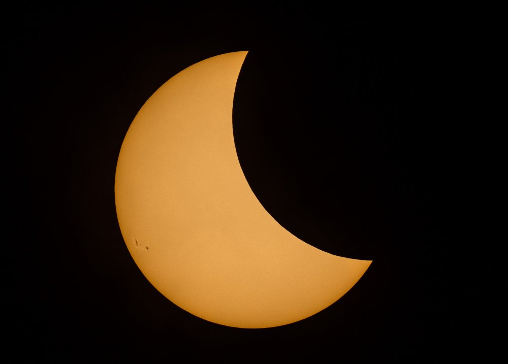 ObservaÈ›ii astronomice asupra eclipsei parÈ›iale de soare Ã®n curtea Academiei RomÃ¢ne - eclipsapartialadesoarecreditfoto-1666620859.jpg