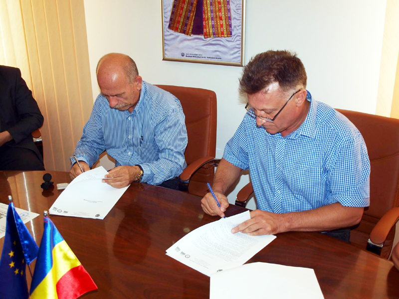 Primarul Marian Iordache a semnat contractul de reabilitare a Policlinicii din Medgidia - edilulmarianiordacheasemnat-1441735149.jpg
