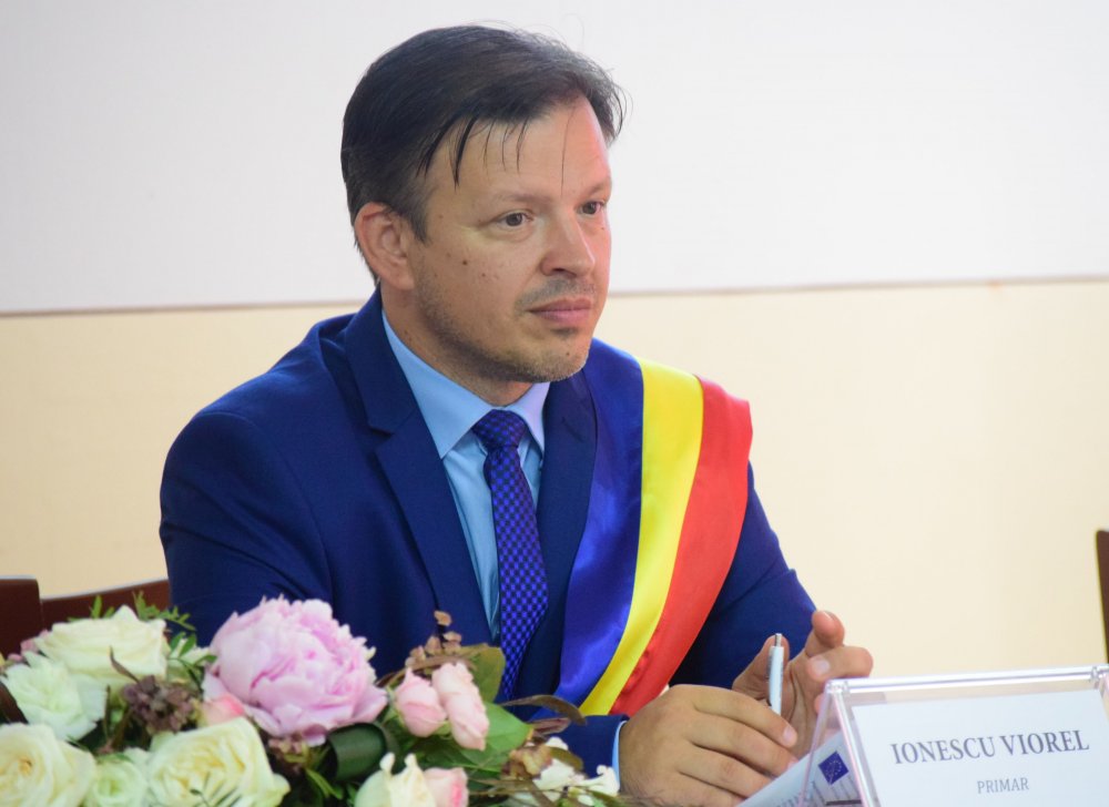 Primarul Viorel Ionescu: 