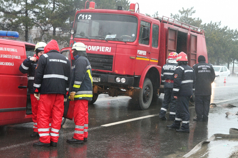 Pompierii constănțeni - mii de vieți salvate într-un an - eforienordaccidentpompieridescar-1327520784.jpg