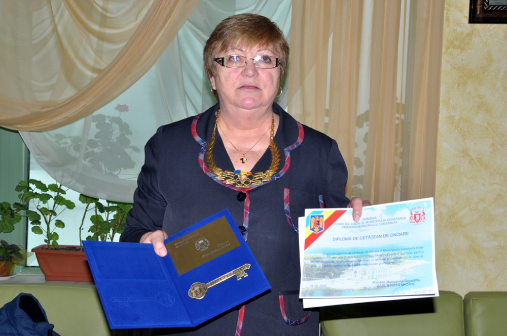 Elena Frîncu a primit  cheia municipiului Constanța  de la primarul Radu Mazăre - elenafrincucetateandeonoare-1391447472.jpg