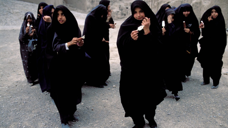 Sute de eleve otrăvite în Iran în încercarea de a determina închiderea şcolilor de fete - eleveotravite-1677504307.jpg
