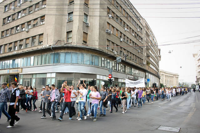 Paradă în București. 10.000 de elevi mărșăluiesc prin Capitală - elevi-1348927303.jpg