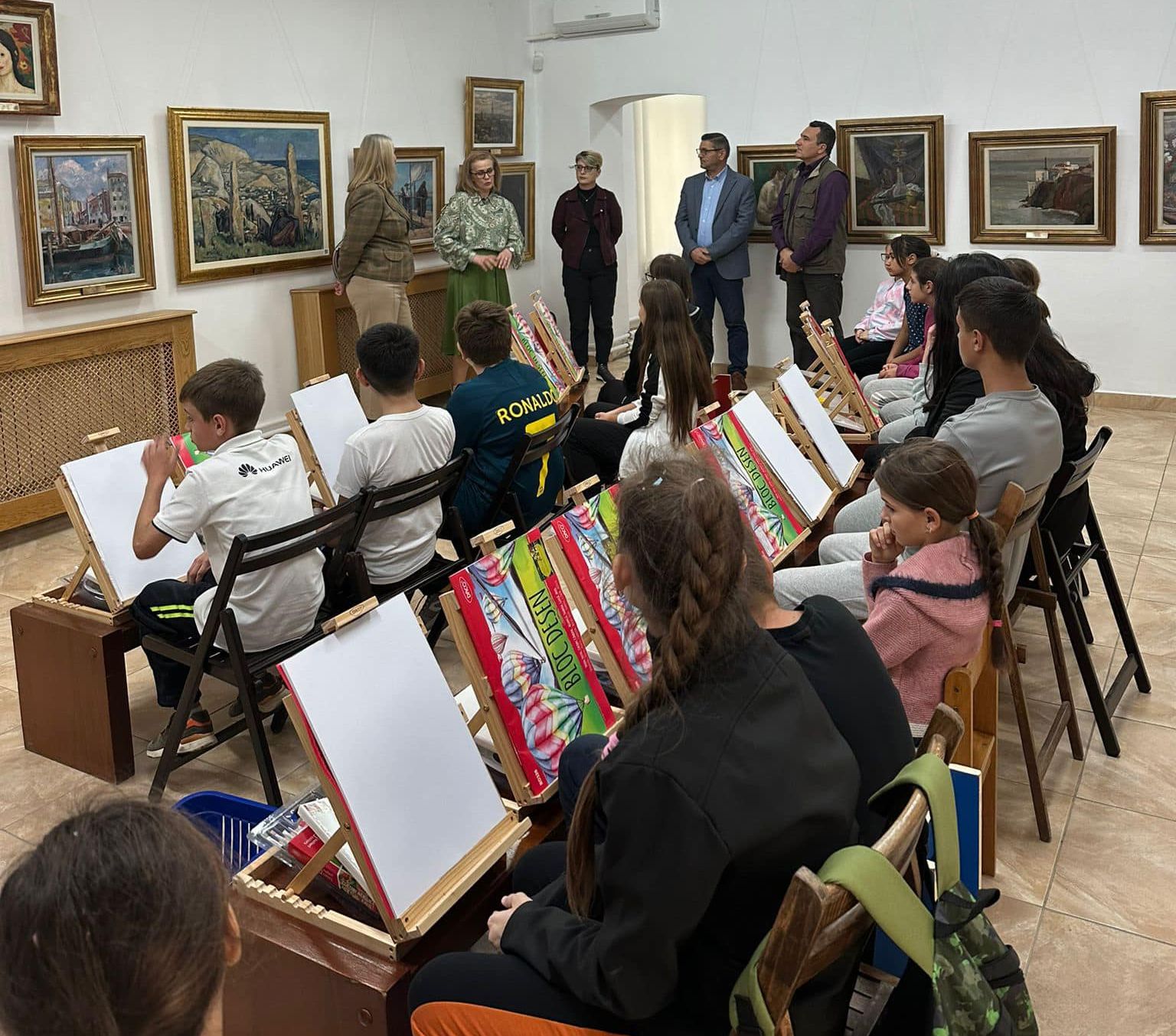 Atelier de pictură, pentru elevii din Topalu, la Muzeul de Artă ”Dinu și Sevasta Vintilă” - elevi-topalu-1705590516.jpg