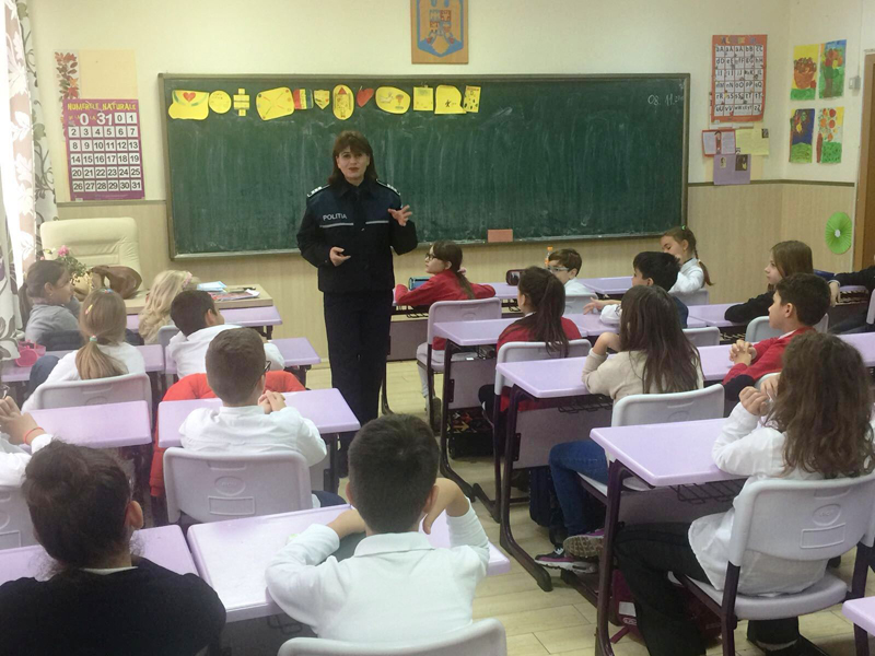Elevii din județul Constanța, vizitați de polițiști - elevii-1510323915.jpg