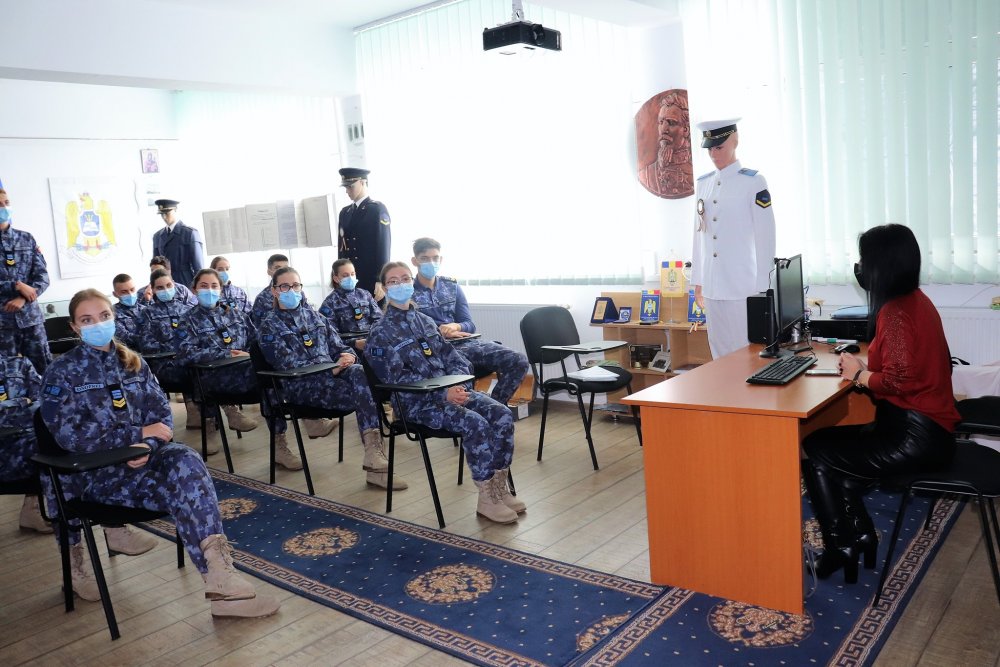 Liceeni militari promovează instituţia unde învaţă elevilor de clasa a VIII-a - elevii-1634578705.jpg