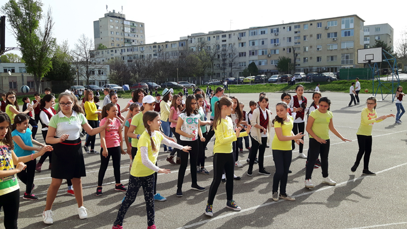 Elevii constănțeni au dansat pentru sănătate - eleviiaudansat-1460135578.jpg