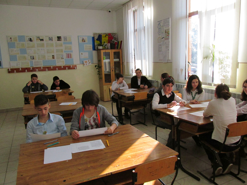 Elevii de clasa a VI-a intră  în examen - eleviideavia-1433165864.jpg