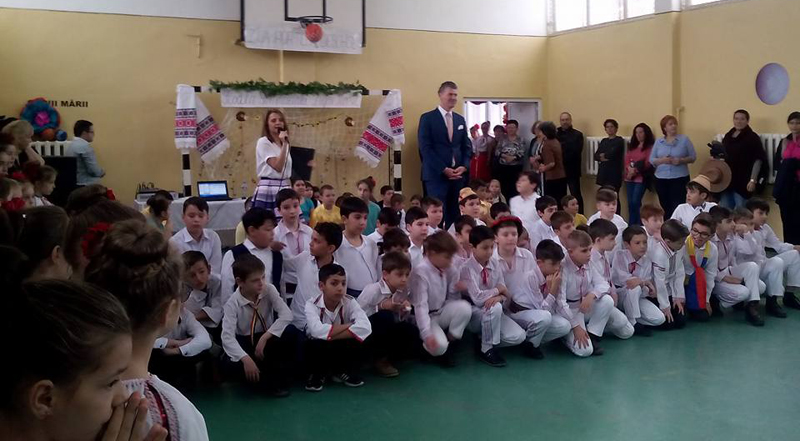 Elevii din Năvodari sărbătoresc  Ziua Dobrogei cu dansuri  și cântece tradiționale - eleviinavodari-1510592831.jpg