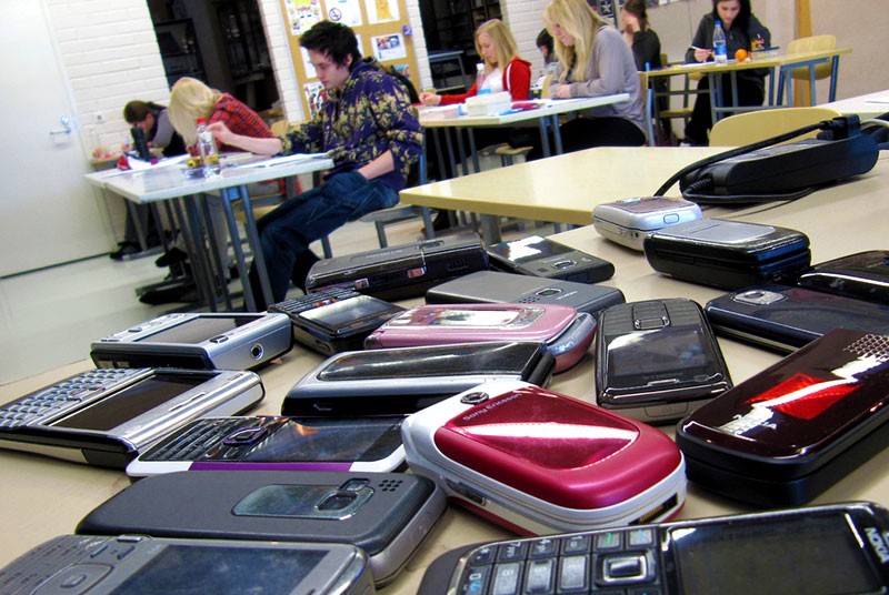 Profesorii, liberi să caute poze erotice în telefoanele elevilor - elevisitelefoanemobile-1390924676.jpg