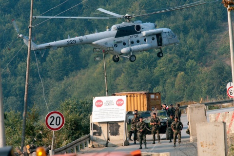 Kosovo: Un elicopter al misiunii EULEX s-a prăbușit la Pristina, o persoană fiind rănită - elicopter-1431446192.jpg