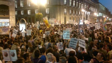 Proteste la Madrid / Mii de spanioli au ieșit în stradă opunându-se vizitei Papei Benedict al XVI-lea - elpais-1313620568.jpg