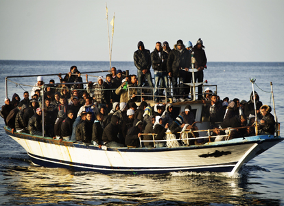 Trei emigranți uciși într-o coliziune pe mare, pe coasta Italiei - emigranti-1322409625.jpg
