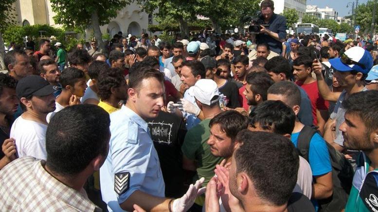 Peste 2.000 de imigranți, ținuți închiși în incinta unui stadion de pe insula Kos, Grecia - emigranti-1439395820.jpg