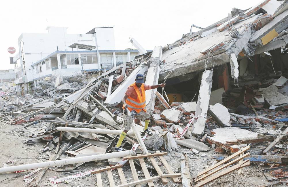 Un câine a murit de epuizare, după ce a salvat șapte persoane după cutremurul din Ecuador - ep160419214-1461655404.jpg