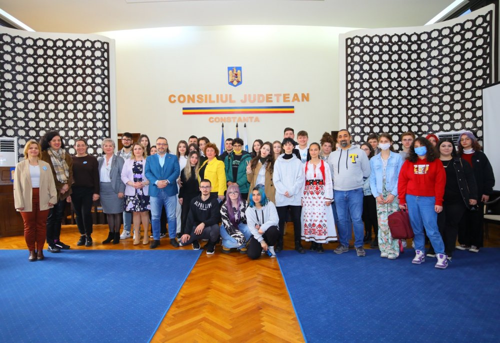 Elevi și profesori din străinătate, vizită la Primăria Constanța - erasmus2-1649686810.jpg