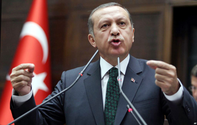 Premierul turc promite piscine separate pentru bărbați și femei - erdogan-1377604478.jpg