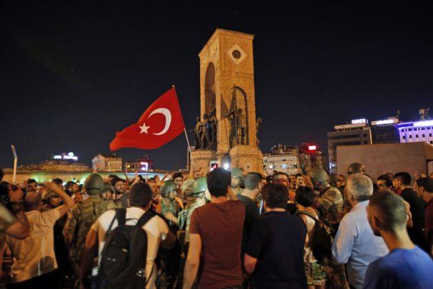 Haos în Turcia. Soldații trag asupra mulțimii, s-au înregistrat răniți - erdogan-1468624868.jpg